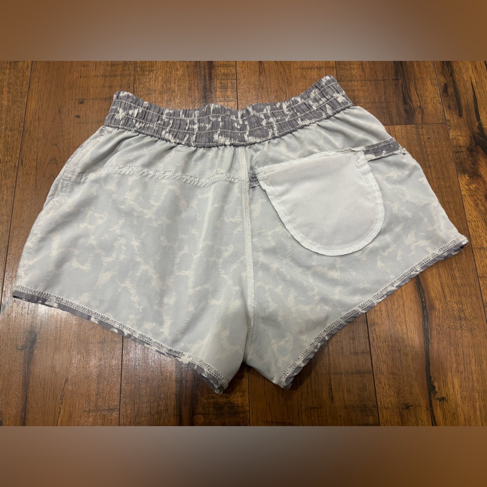 Vuori Dash Shorts in Opal Spots Gray White Women’s Small - Picture 11 of 13